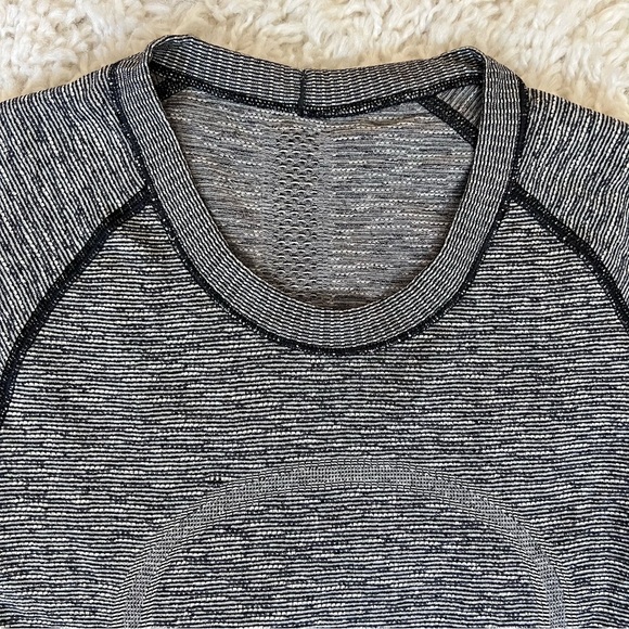 Lululemon Swiftly Short Sleeve Shirt Size 2 Black / Grey - Picture 3 of 4